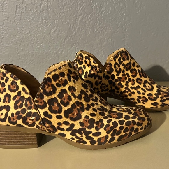 Kenneth Cole REACTION Women's Size 7M Side Way Low Heel Ankle Bootie Leopard - Picture 6 of 8